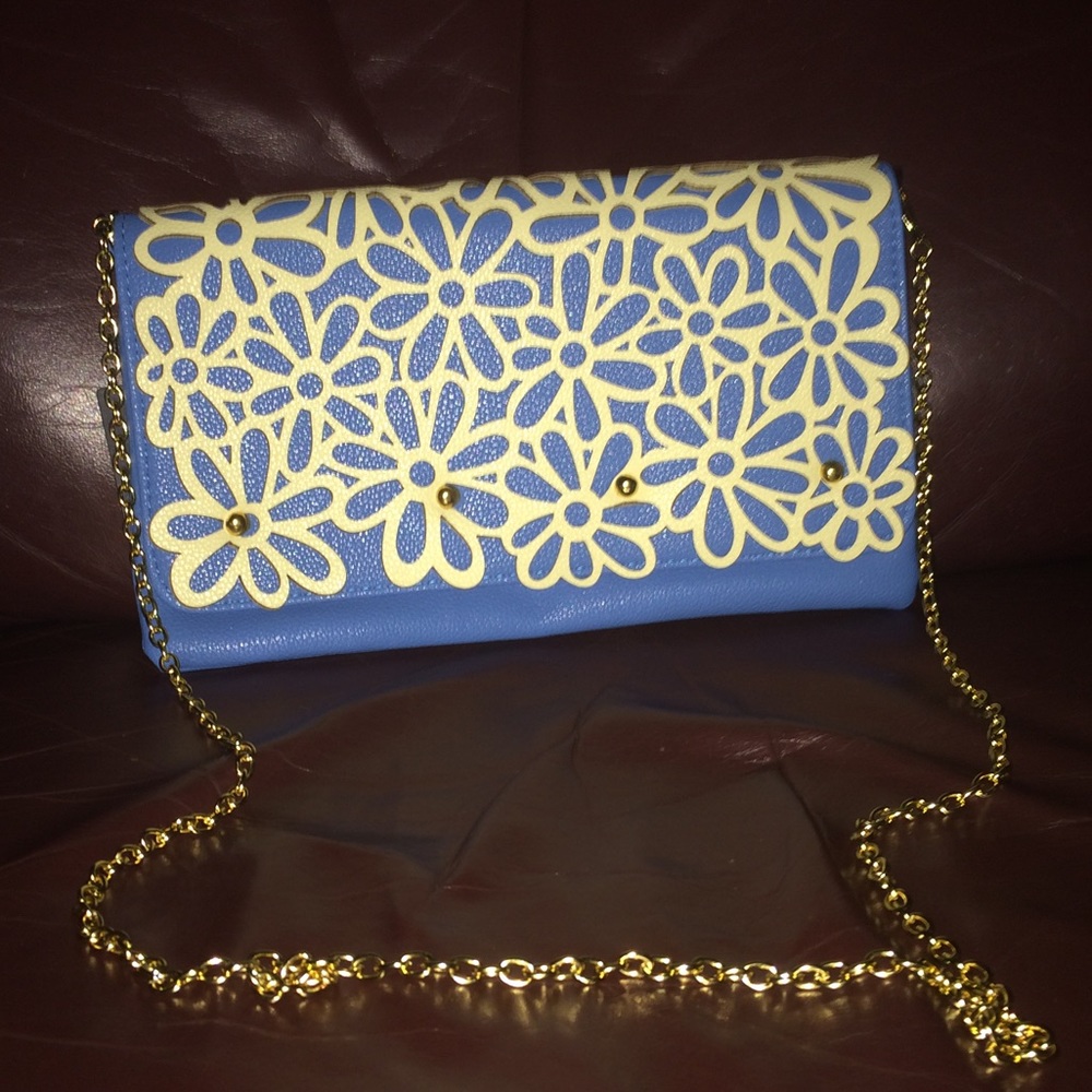 ($2/22) Sale 🌼 Pop n Daisy statement clutches 🌼